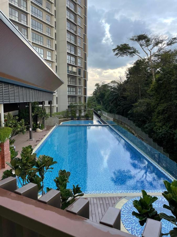 Stayje Putrajaya, 5 Minutes To Ioi City Mall, Wifi , Netflix, Free Parking Exterior photo